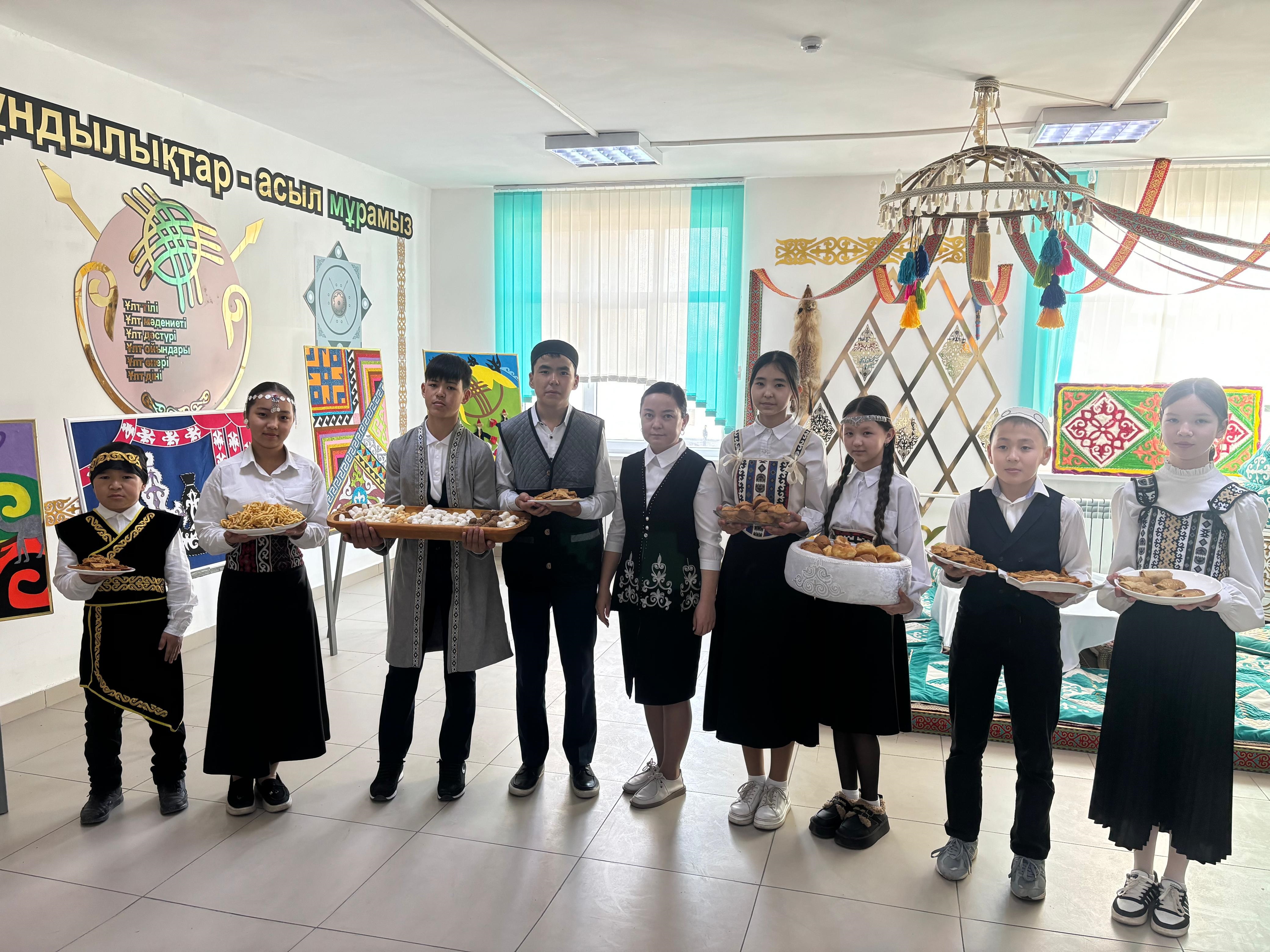 16 наурыз Шаңырақ күніне "Наурыз - базарлық" атты ұлттық тәттілерді табыстау рәсімі ұйымдастырылды.